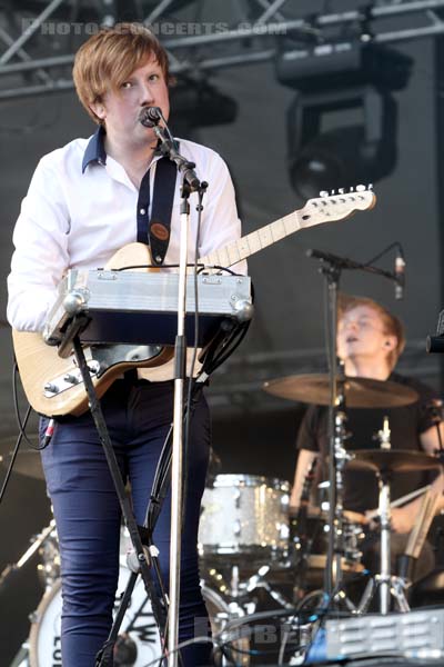 TWO DOOR CINEMA CLUB - 2010-08-28 - SAINT CLOUD - Domaine National - Scene de la Cascade - 